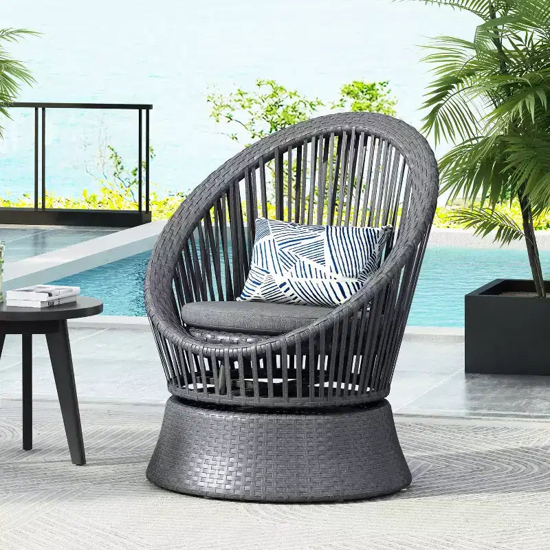 Fauteuil de salon pivotant en osier gris de 26,7 pouces de large avec cadre en fer, coussin moelleux, rotin PE pour patio ou balcon