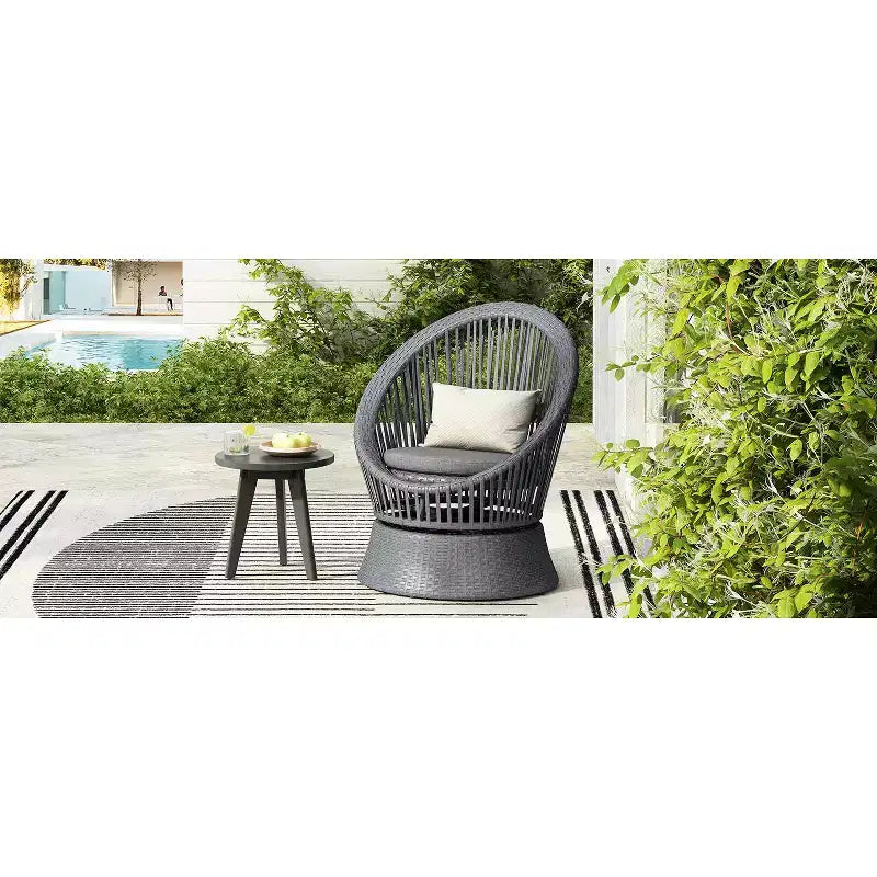 Fauteuil de salon pivotant en osier gris de 26,7 pouces de large avec cadre en fer, coussin moelleux, rotin PE pour patio ou balcon