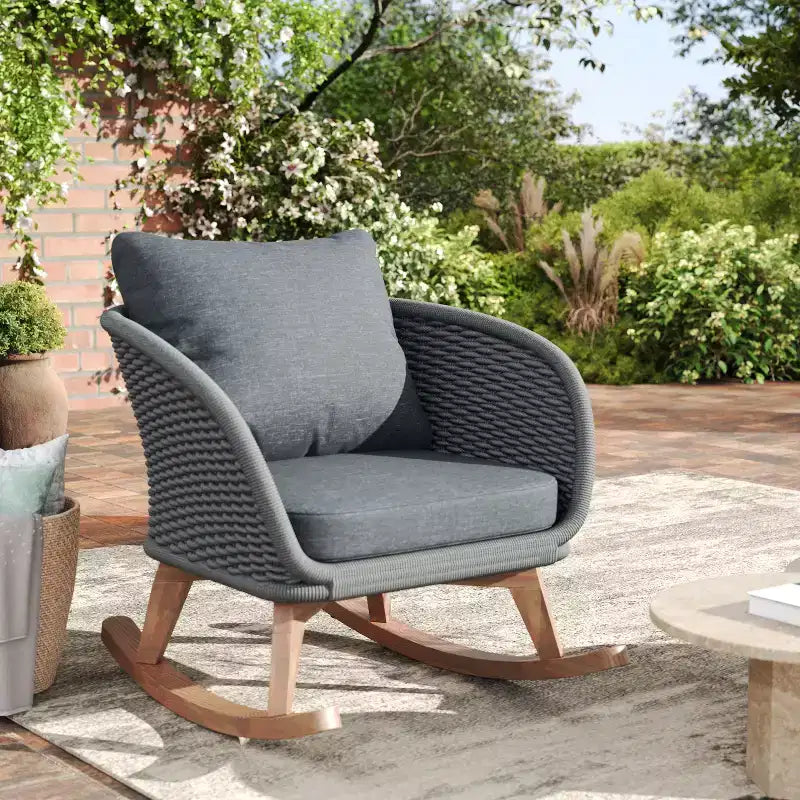 Fauteuil à bascule contemporain en osier de 75 cm avec coussins en polyester, cadre en bois, assise généreuse, mouvement de bascule fluide pour l'intérieur ou l'extérieur