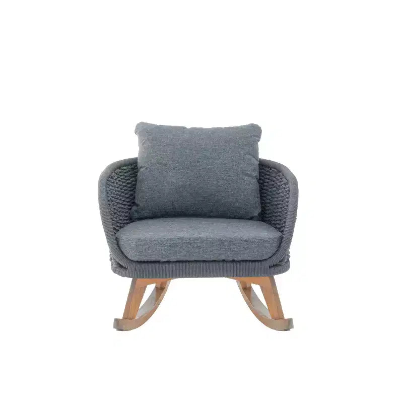Fauteuil à bascule contemporain en osier de 75 cm avec coussins en polyester, cadre en bois, assise généreuse, mouvement de bascule fluide pour l'intérieur ou l'extérieur
