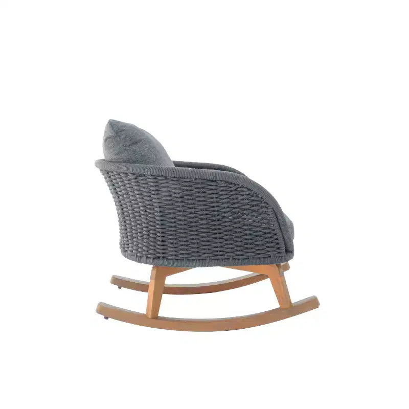 Fauteuil à bascule contemporain en osier de 75 cm avec coussins en polyester, cadre en bois, assise généreuse, mouvement de bascule fluide pour l'intérieur ou l'extérieur