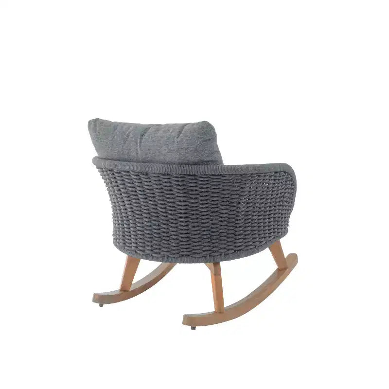 Fauteuil à bascule contemporain en osier de 75 cm avec coussins en polyester, cadre en bois, assise généreuse, mouvement de bascule fluide pour l'intérieur ou l'extérieur