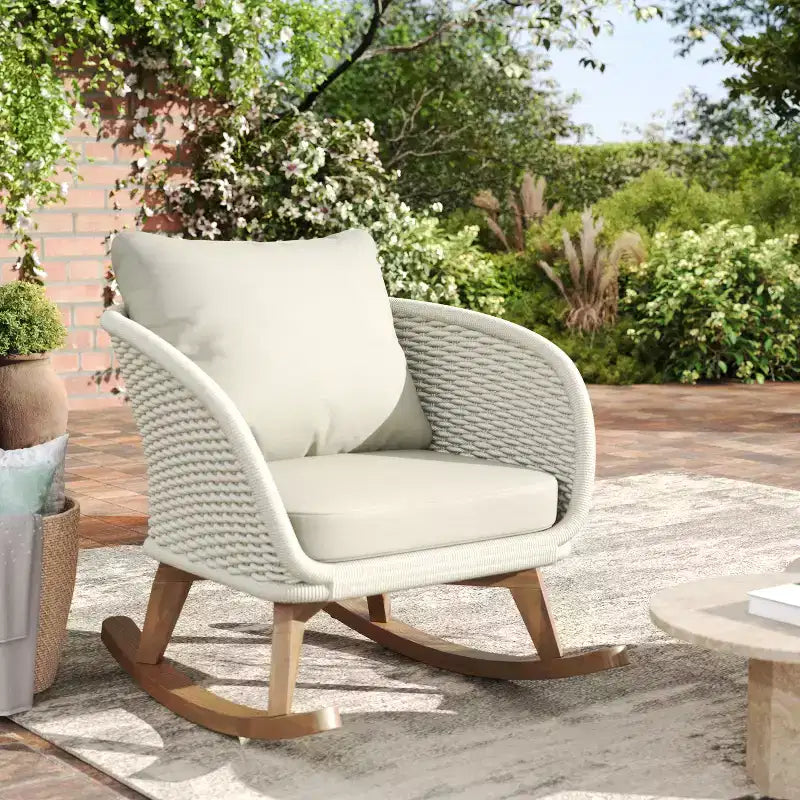 Fauteuil à bascule contemporain en osier de 75 cm avec coussins en polyester, cadre en bois, assise généreuse, mouvement de bascule fluide pour l'intérieur ou l'extérieur