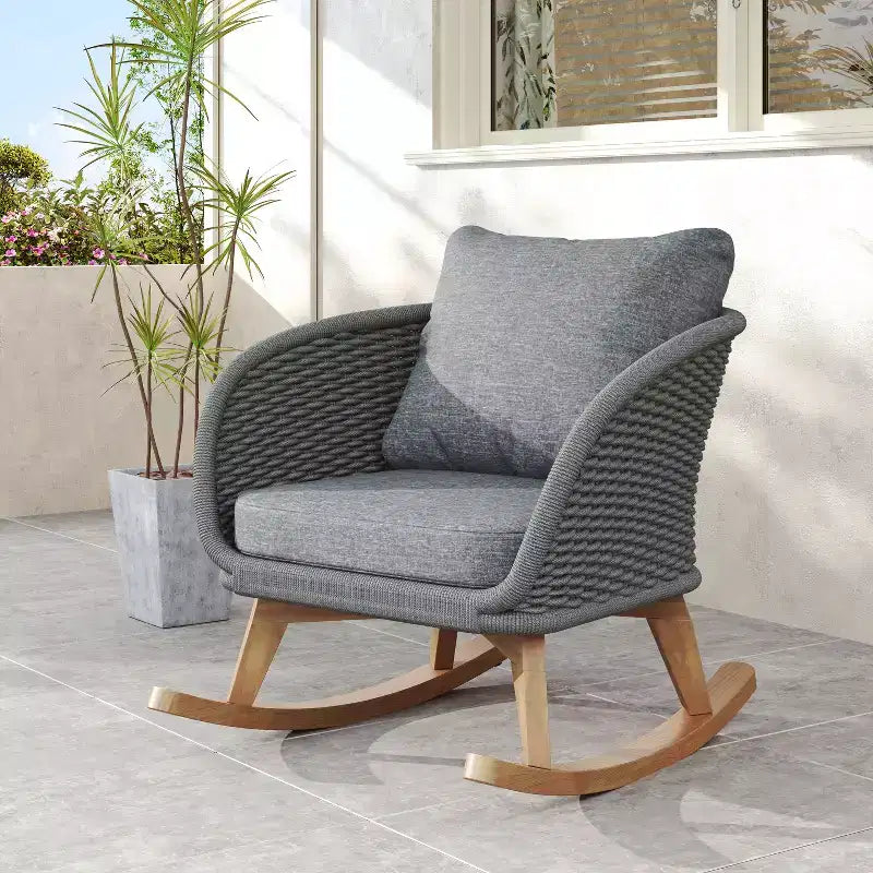 Fauteuil à bascule contemporain en osier de 75 cm avec coussins en polyester, cadre en bois, assise généreuse, mouvement de bascule fluide pour l'intérieur ou l'extérieur