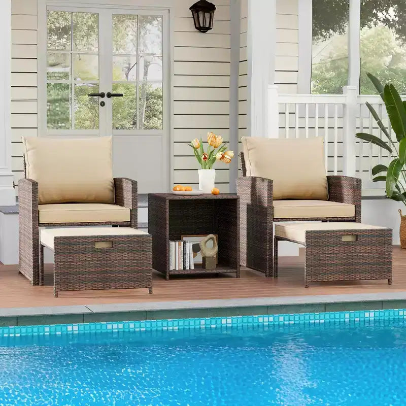 Ensemble de mobilier de patio 5 pièces, chaises longues en rotin synthétique avec coussins, ensemble de balcon toutes saisons avec pouf et table basse pour pelouse, piscine, jardin