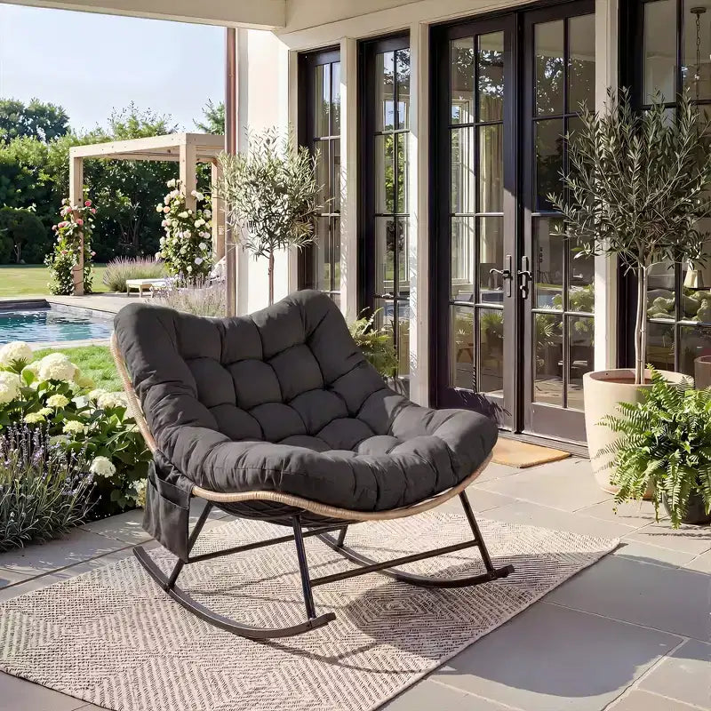 Chaise à bascule d'extérieur avec polaire douce, cadre en acier en rotin et bois d'hévéa, coussin résistant aux UV, poche latérale et capacité de charge de 204 kg pour patio et chambre d'enfant.