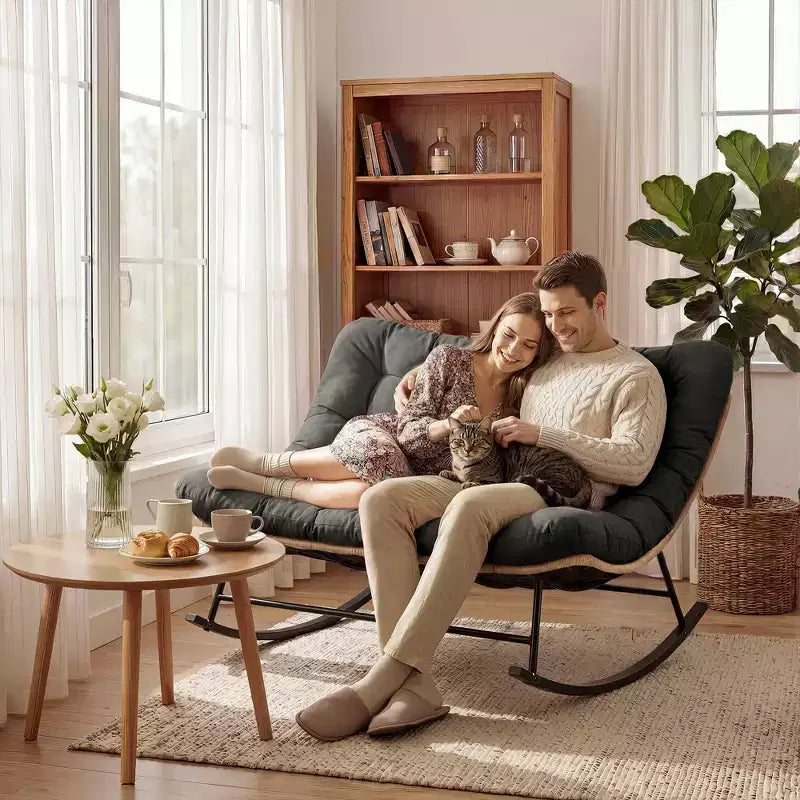 Chaise à bascule d'extérieur avec polaire douce, cadre en acier en rotin et bois d'hévéa, coussin résistant aux UV, poche latérale et capacité de charge de 204 kg pour patio et chambre d'enfant.