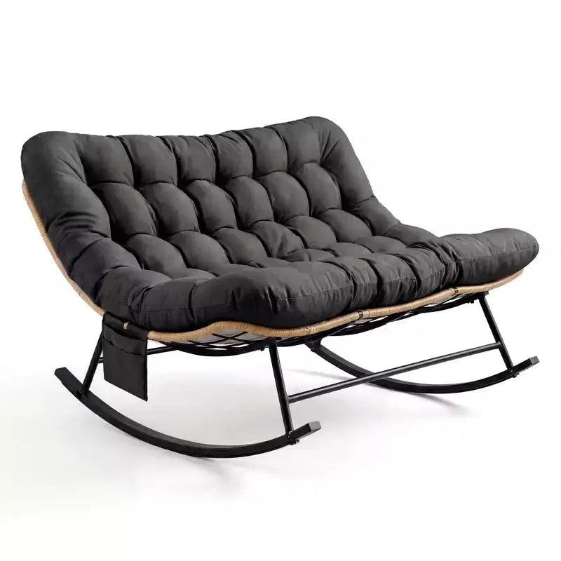 Chaise à bascule d'extérieur avec polaire douce, cadre en acier en rotin et bois d'hévéa, coussin résistant aux UV, poche latérale et capacité de charge de 204 kg pour patio et chambre d'enfant.