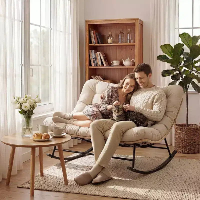 Chaise à bascule d'extérieur avec polaire douce, cadre en acier en rotin et bois d'hévéa, coussin résistant aux UV, poche latérale et capacité de charge de 204 kg pour patio et chambre d'enfant.
