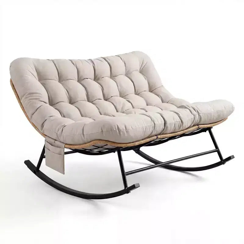 Chaise à bascule d'extérieur avec polaire douce, cadre en acier en rotin et bois d'hévéa, coussin résistant aux UV, poche latérale et capacité de charge de 204 kg pour patio et chambre d'enfant.