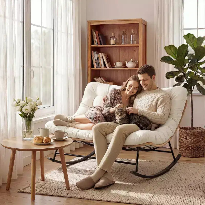 Chaise à bascule d'extérieur avec polaire douce, cadre en acier en rotin et bois d'hévéa, coussin résistant aux UV, poche latérale et capacité de charge de 204 kg pour patio et chambre d'enfant.