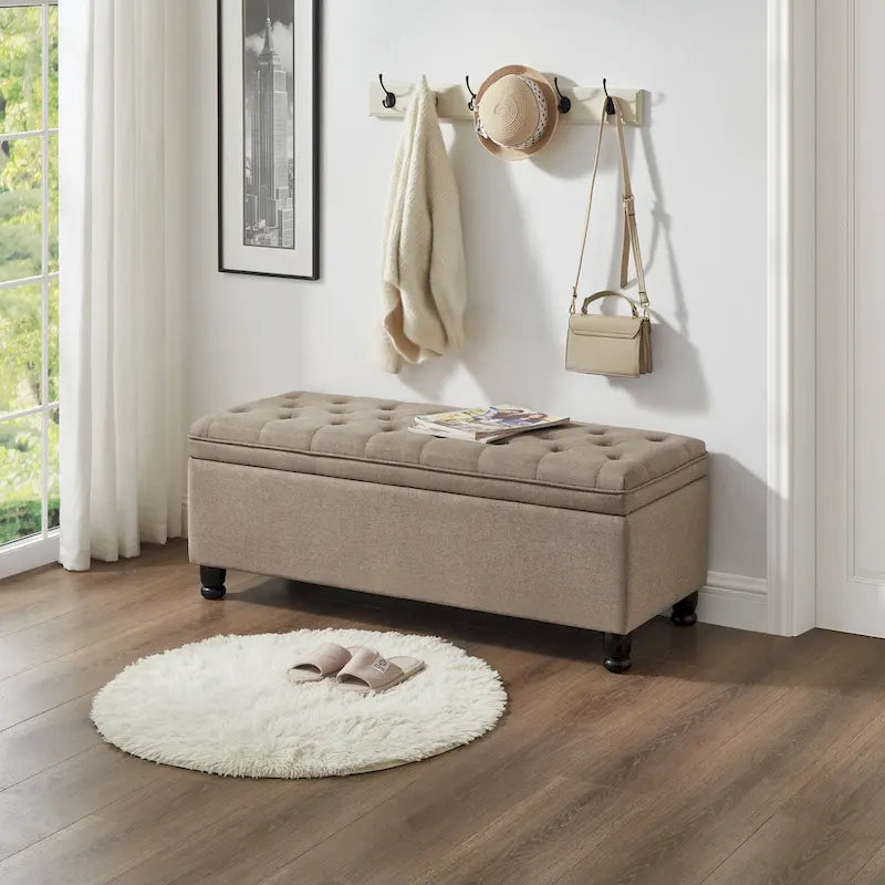 Banc de rangement capitonné en tissu de lin avec pieds fuselés en bois