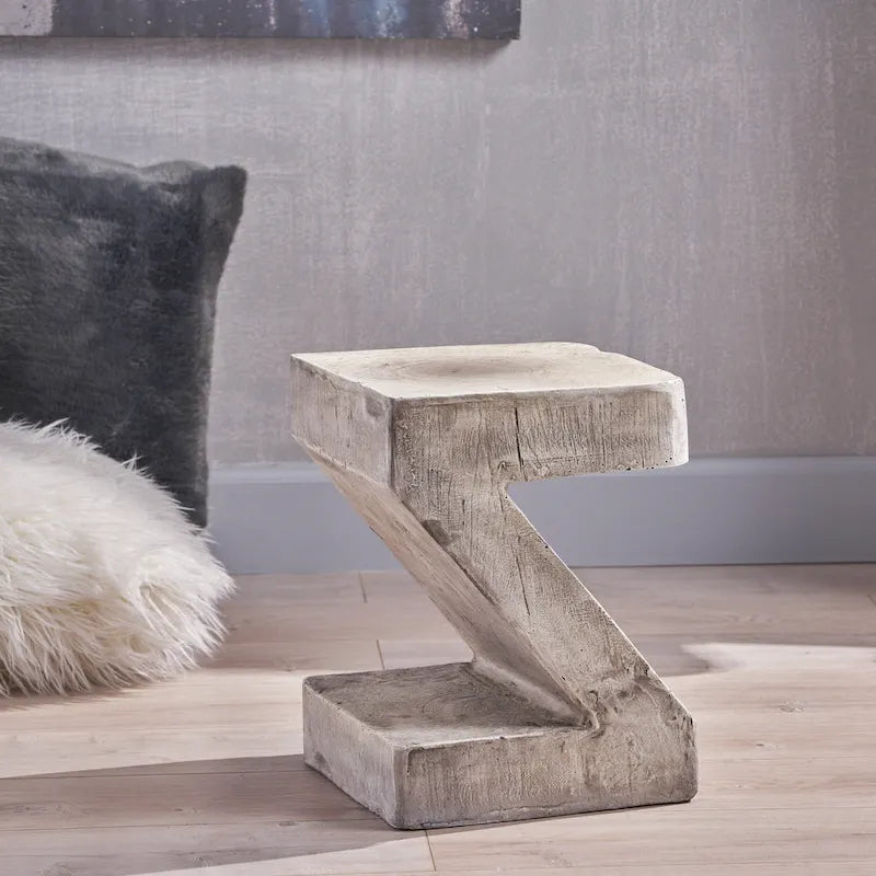 Table d'appoint en béton gris clair moderne au design sculptural