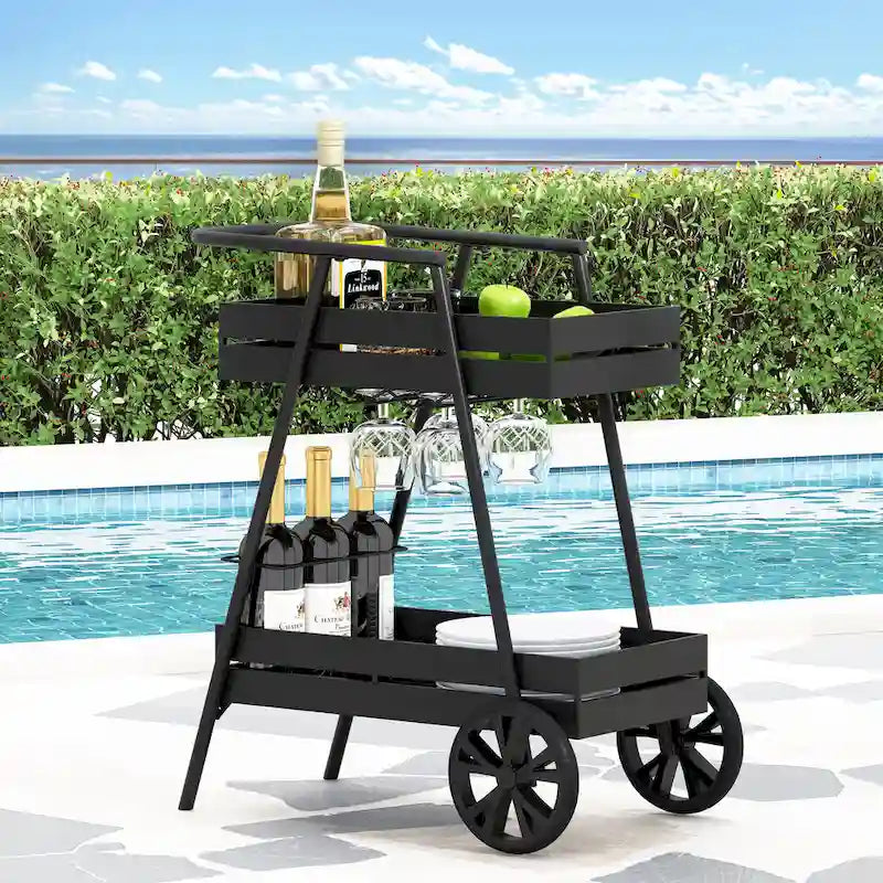 Chariot de bar industriel moderne avec cadre en fer, design inspiré d'une brouette, porte-bouteilles et roues mobiles