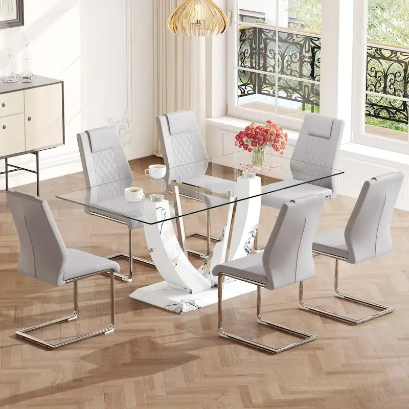 Ensemble de salle à manger moderne avec table en verre trempé, piètement en U à motif marbre et chaises rembourrées en similicuir.