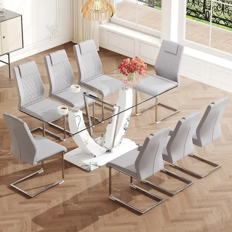 Ensemble de salle à manger moderne avec table en verre trempé, piètement en U à motif marbre et chaises rembourrées en similicuir.
