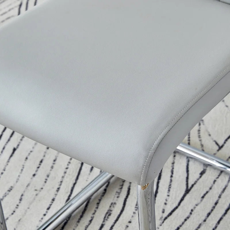 Ensemble de salle à manger moderne avec table en verre trempé, piètement en U à motif marbre et chaises rembourrées en similicuir.