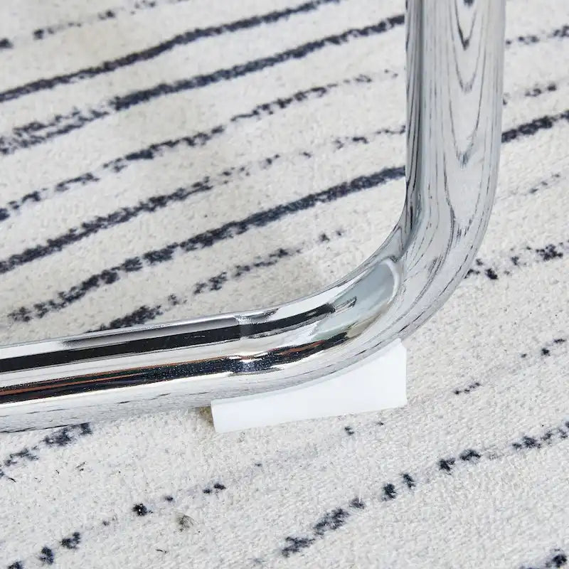 Ensemble de salle à manger moderne avec table en verre trempé, piètement en U à motif marbre et chaises rembourrées en similicuir.