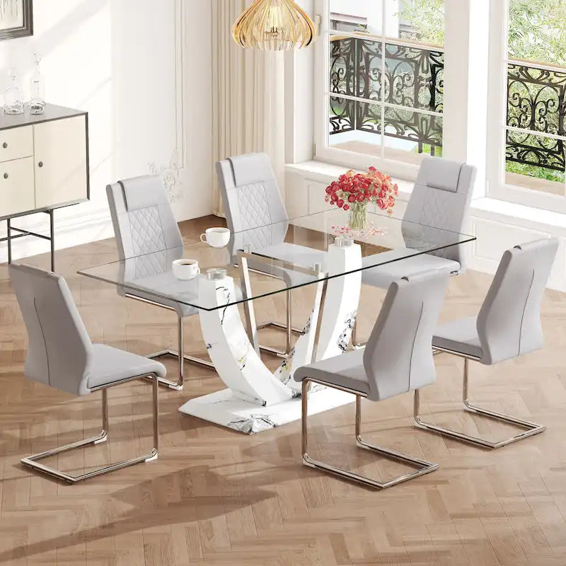 Ensemble de salle à manger moderne avec table en verre trempé, piètement en U à motif marbre et chaises rembourrées en similicuir.