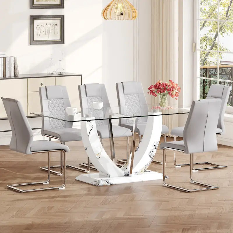 Ensemble de salle à manger moderne avec table en verre trempé, piètement en U à motif marbre et chaises rembourrées en similicuir.