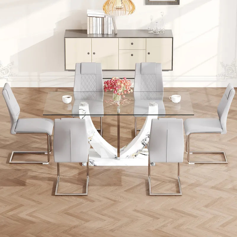 Ensemble de salle à manger moderne avec table en verre trempé, piètement en U à motif marbre et chaises rembourrées en similicuir.
