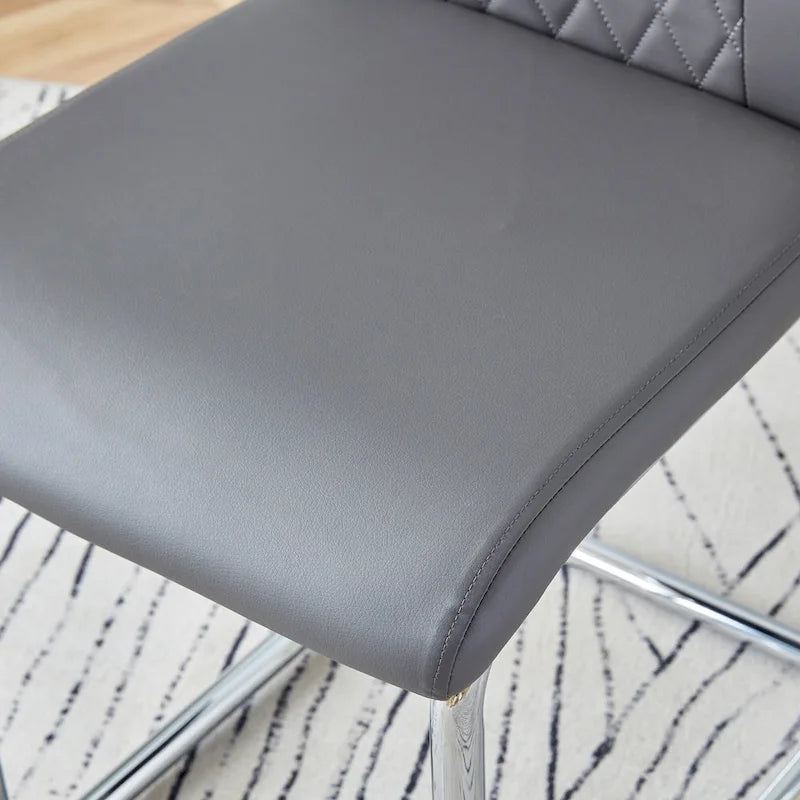 Ensemble de salle à manger moderne avec table en verre trempé, piètement en U à motif marbre et chaises rembourrées en similicuir.