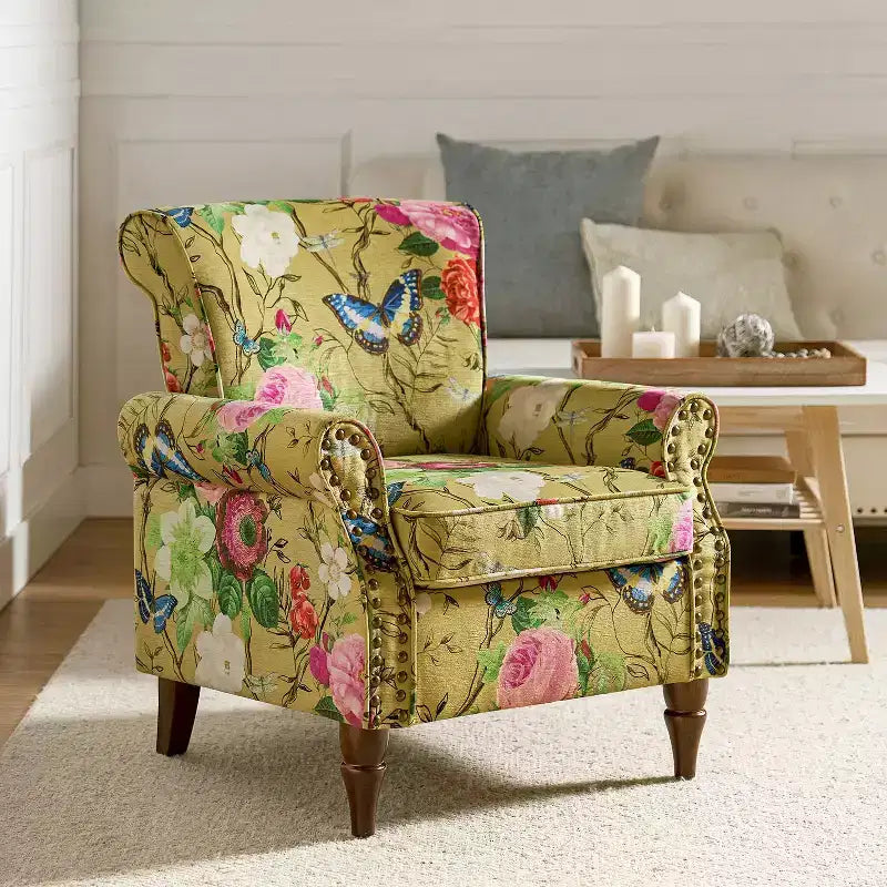 Fauteuil en bois traditionnel Araceli, rembourré à motifs floraux, avec dossier à oreilles et garniture cloutée | ART OF LIVING DESIGNS
