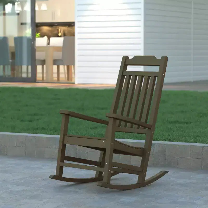 Fauteuil à bascule Emma et Oliver tout temps en faux bois - Meubles de patio et de jardin