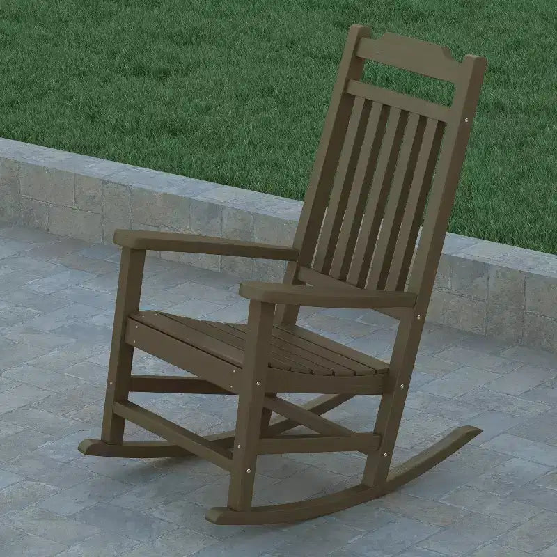Fauteuil à bascule Emma et Oliver tout temps en faux bois - Meubles de patio et de jardin