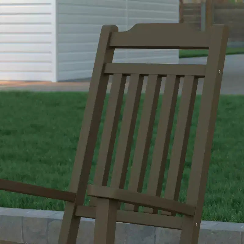 Fauteuil à bascule Emma et Oliver tout temps en faux bois - Meubles de patio et de jardin