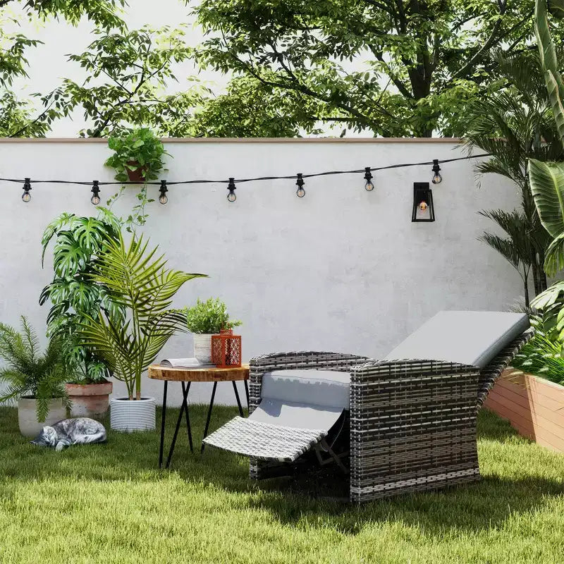 Fauteuil inclinable en rotin synthétique Outsunny avec pivotement à 360°, coussin moelleux, chaise longue pour patio, jardin, cour arrière