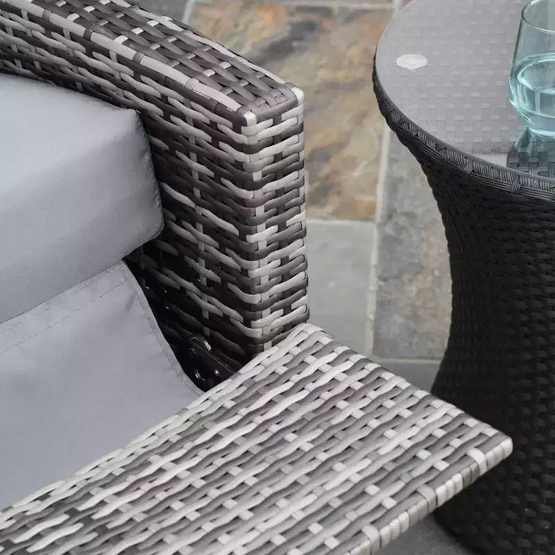 Fauteuil inclinable en rotin synthétique Outsunny avec pivotement à 360°, coussin moelleux, chaise longue pour patio, jardin, cour arrière