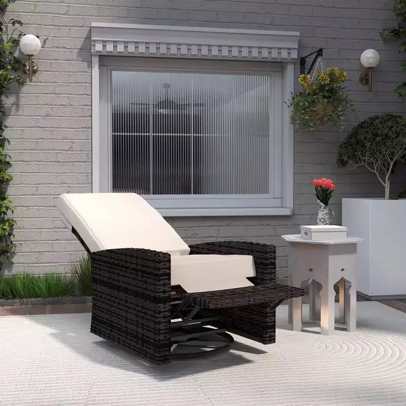 Fauteuil inclinable en rotin synthétique Outsunny avec pivotement à 360°, coussin moelleux, chaise longue pour patio, jardin, cour arrière
