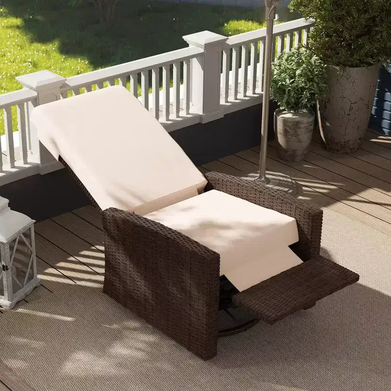 Fauteuil inclinable en rotin synthétique Outsunny avec pivotement à 360°, coussin moelleux, chaise longue pour patio, jardin, cour arrière