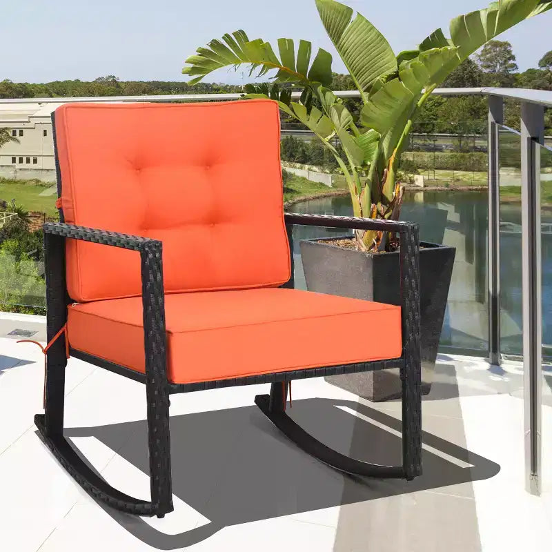 Fauteuil à bascule Costway Patio en rotin, fauteuil à bascule extérieur en osier avec coussin pour pelouse et terrasse