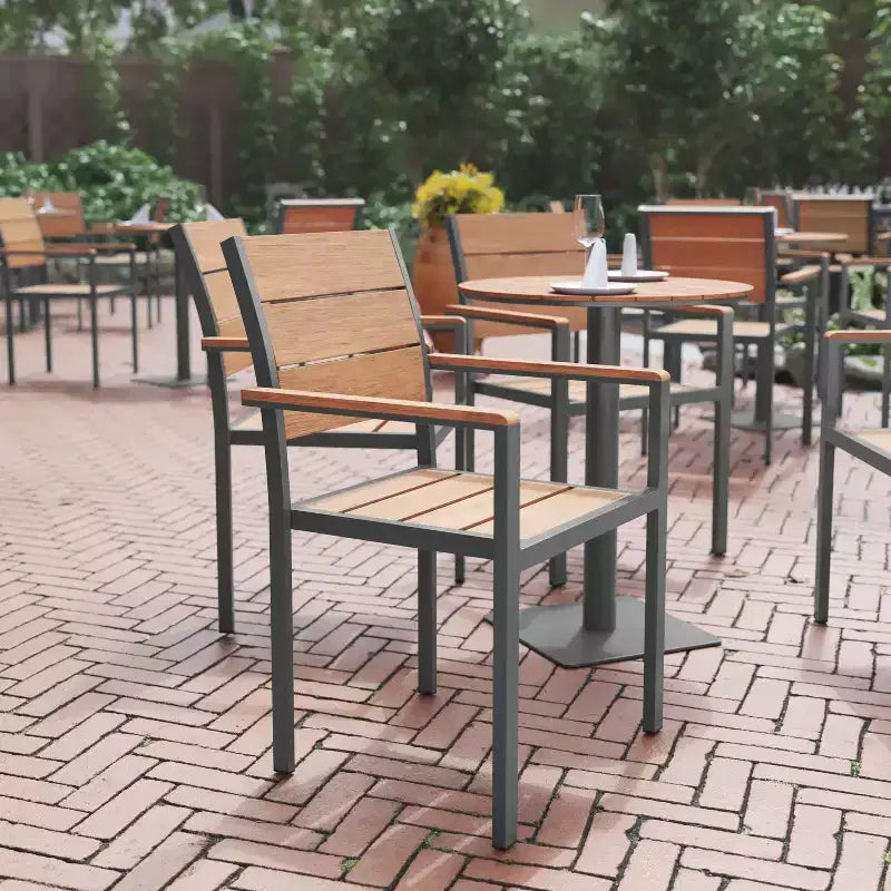Chaise de patio commerciale Flash Furniture Finch avec accoudoirs, chaise d'appoint empilable avec lattes en faux teck et cadre en métal