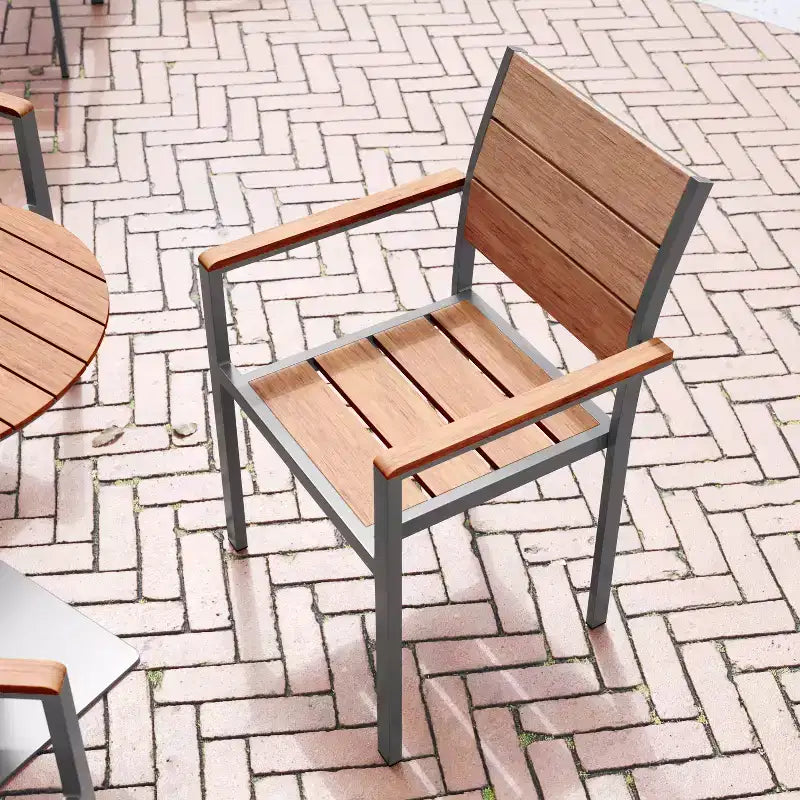 Chaise de patio commerciale Flash Furniture Finch avec accoudoirs, chaise d'appoint empilable avec lattes en faux teck et cadre en métal