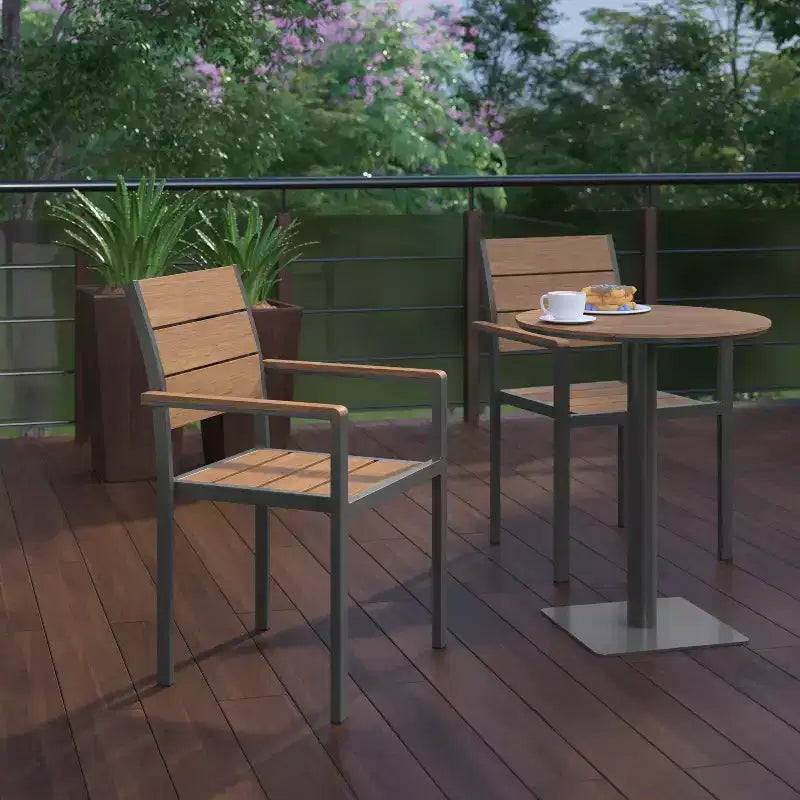 Chaise de patio commerciale Flash Furniture Finch avec accoudoirs, chaise d'appoint empilable avec lattes en faux teck et cadre en métal