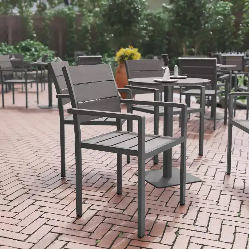 Chaise de patio commerciale Flash Furniture Finch avec accoudoirs, chaise d'appoint empilable avec lattes en faux teck et cadre en métal