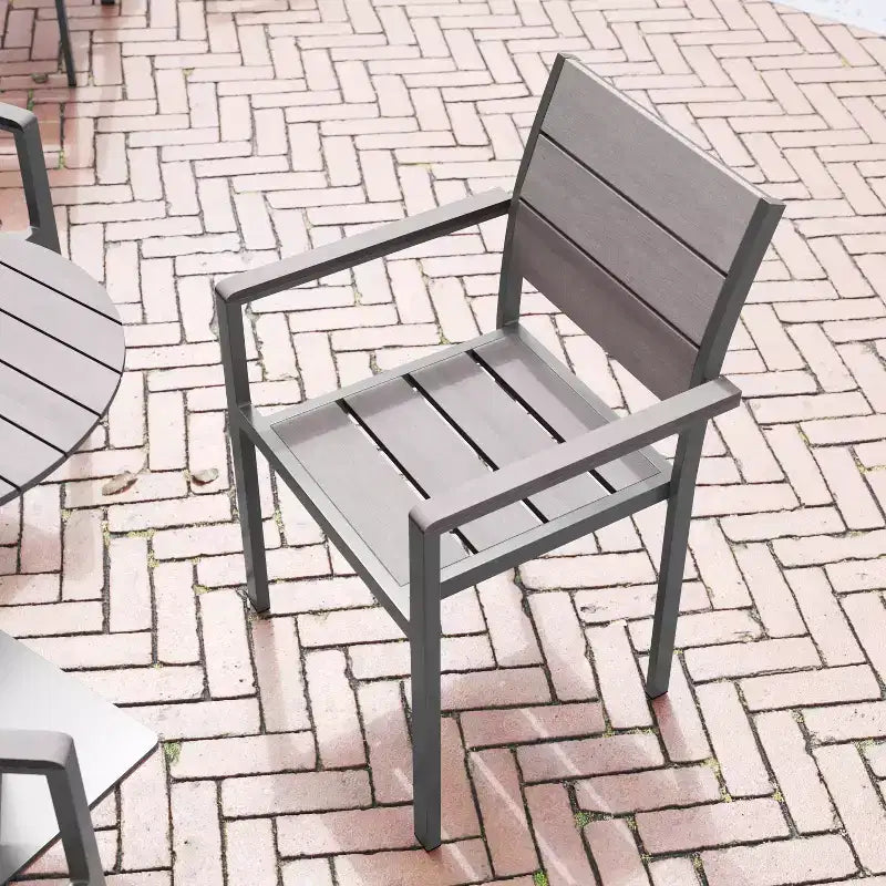 Chaise de patio commerciale Flash Furniture Finch avec accoudoirs, chaise d'appoint empilable avec lattes en faux teck et cadre en métal