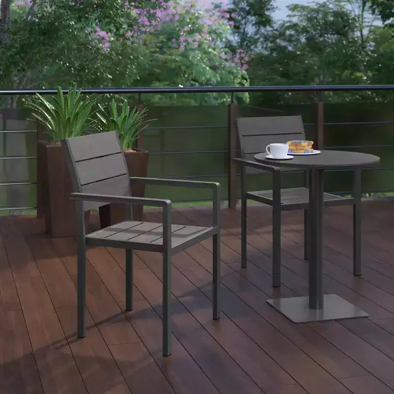 Chaise de patio commerciale Flash Furniture Finch avec accoudoirs, chaise d'appoint empilable avec lattes en faux teck et cadre en métal