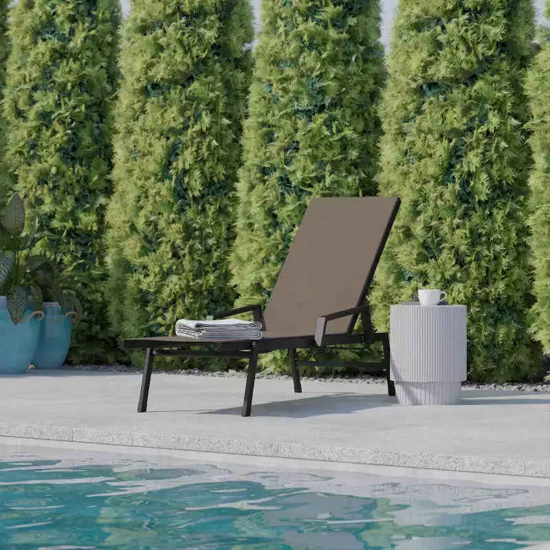 Flash Furniture Brazos, chaise longue réglable avec accoudoirs, transat d'extérieur toutes saisons à cinq positions