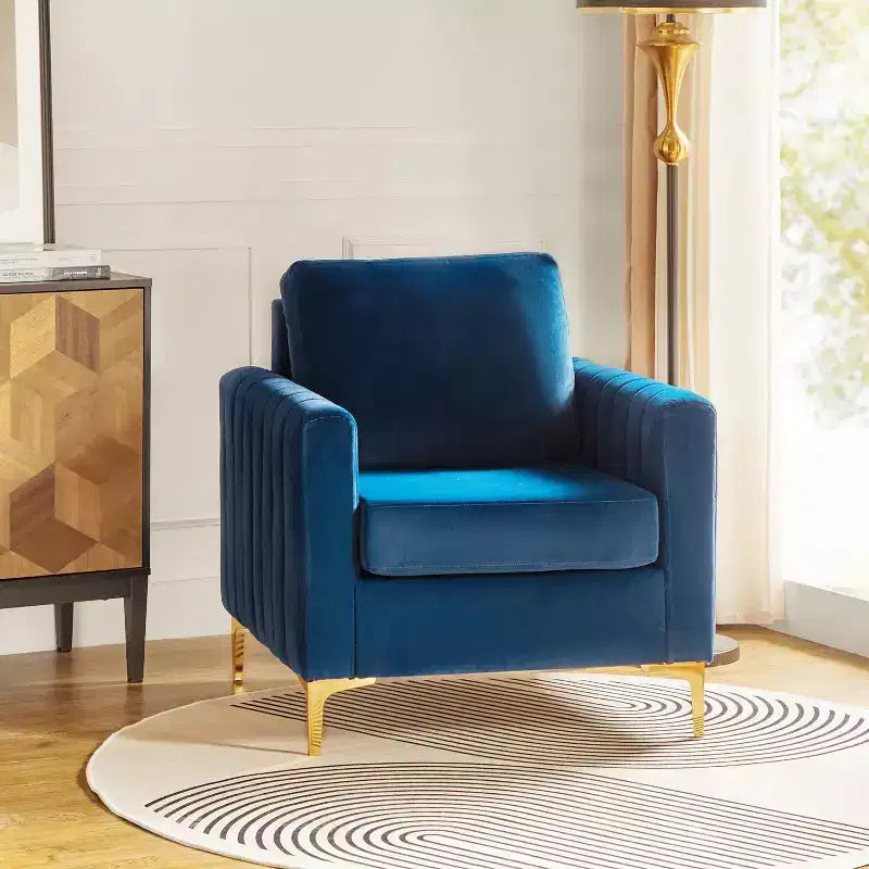 Fauteuil club capitonné contemporain en bois Iapygia avec pieds en métal pour chambre et salon | ART OF LIVING DESIGNS