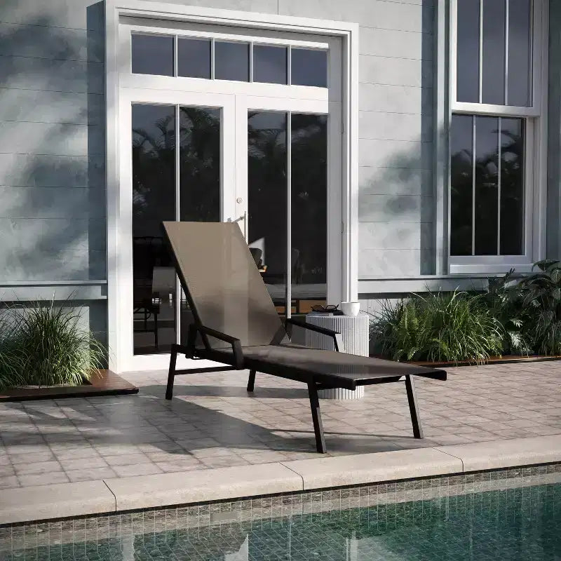 Chaise longue de patio réglable 5 positions en textilène Emma et Oliver avec accoudoirs et cadre en métal