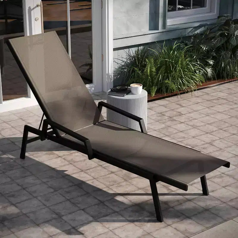 Chaise longue de patio réglable 5 positions en textilène Emma et Oliver avec accoudoirs et cadre en métal