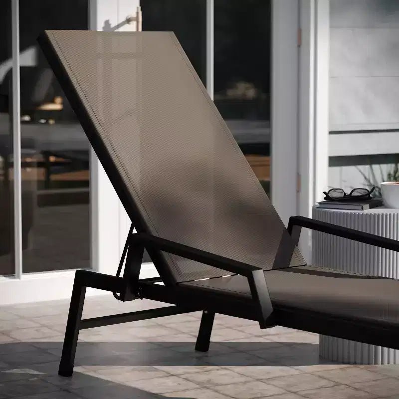 Chaise longue de patio réglable 5 positions en textilène Emma et Oliver avec accoudoirs et cadre en métal