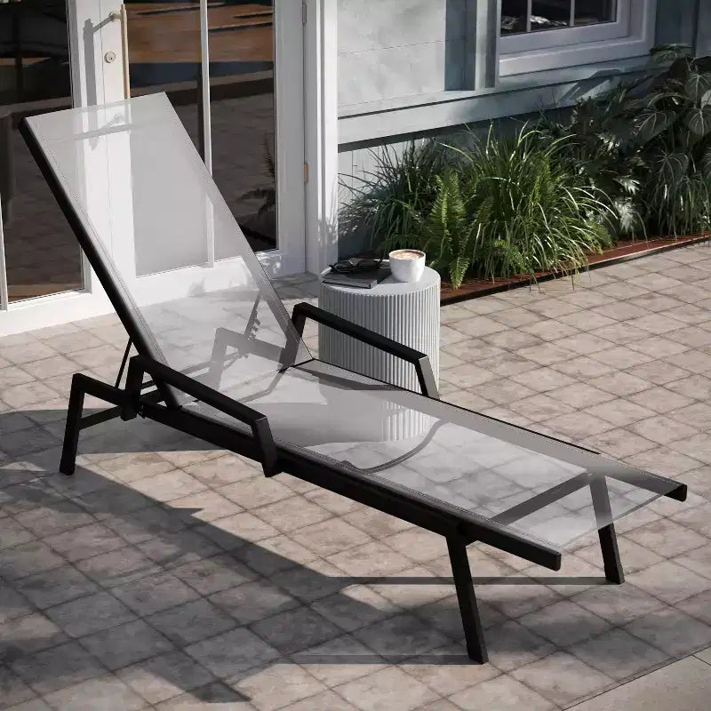 Chaise longue de patio réglable 5 positions en textilène Emma et Oliver avec accoudoirs et cadre en métal