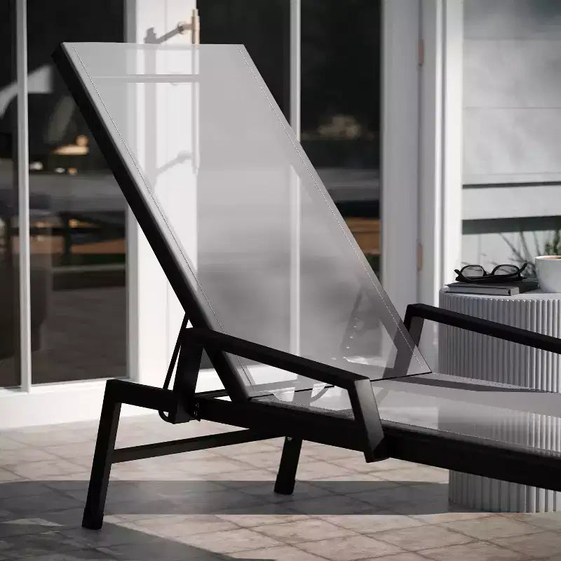 Chaise longue de patio réglable 5 positions en textilène Emma et Oliver avec accoudoirs et cadre en métal