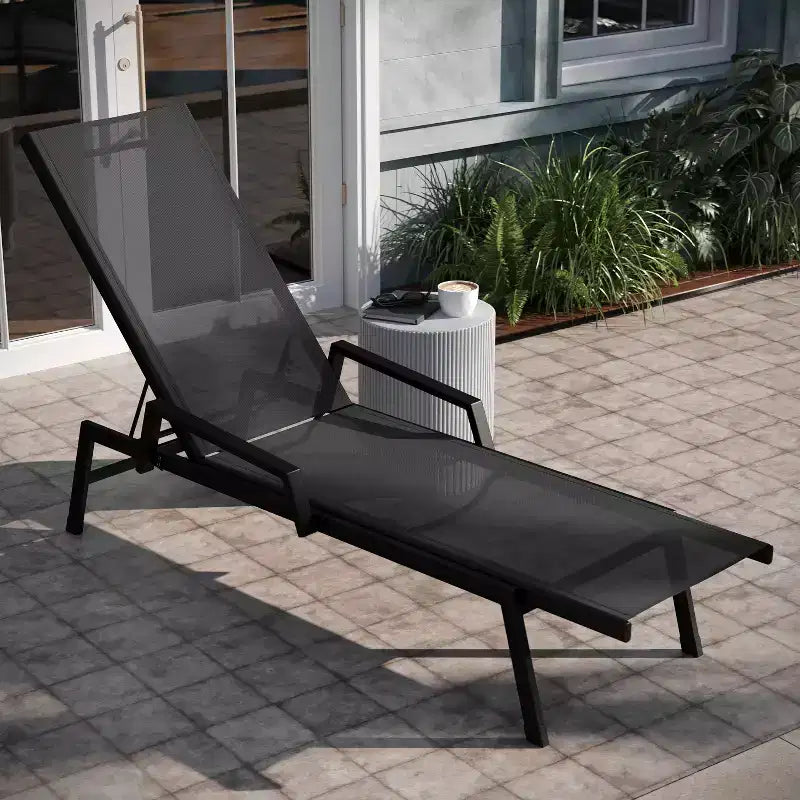 Chaise longue de patio réglable 5 positions en textilène Emma et Oliver avec accoudoirs et cadre en métal