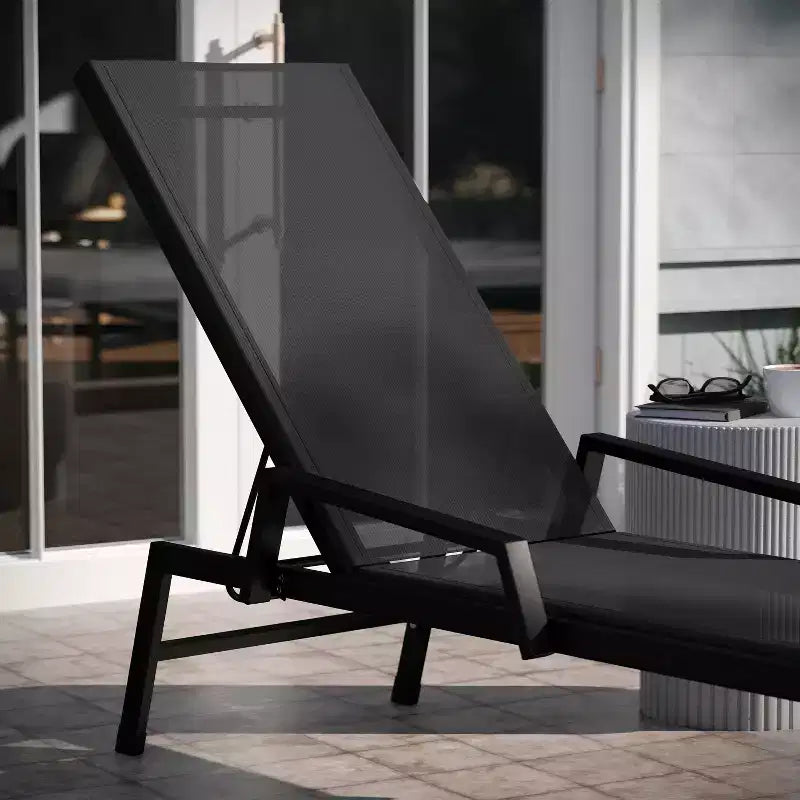 Chaise longue de patio réglable 5 positions en textilène Emma et Oliver avec accoudoirs et cadre en métal